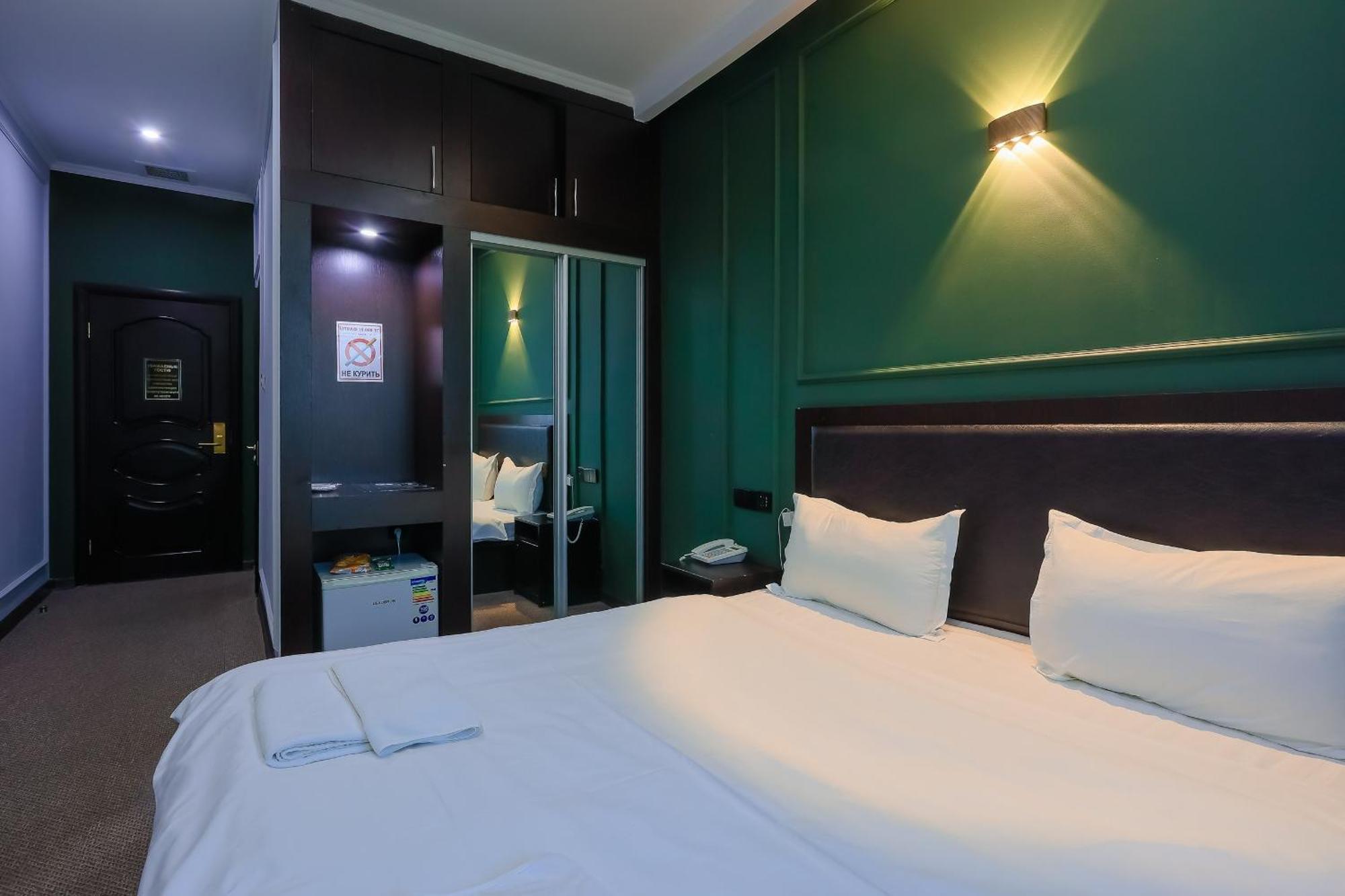 Hotel Vivaldis อัลมาตี ภายนอก รูปภาพ